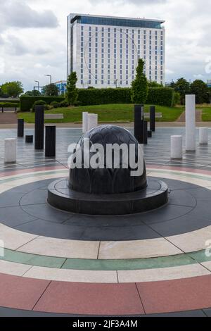 Das Milton Keynes Rose in Campbell Park mit dem La Tour Hotel in der Ferne in Milton Keynes, Buckinghamshire, Großbritannien im Juni Stockfoto