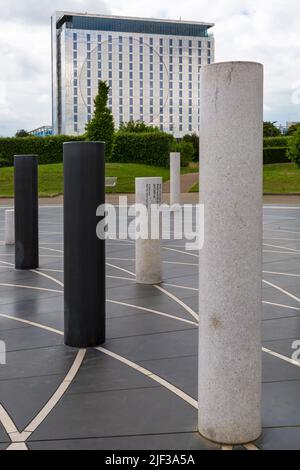 Das Milton Keynes Rose in Campbell Park mit dem La Tour Hotel in der Ferne in Milton Keynes, Buckinghamshire, Großbritannien im Juni Stockfoto