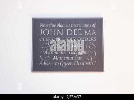 Gedenktafel an John Dee in der Pfarrkirche St. Mary the Virgin, Mortlake, London, England, Großbritannien Stockfoto