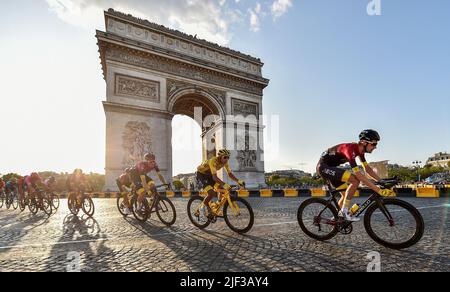 File photo dated 28-07-2019 of Team Ineos Egan Bernal radelt während der Etappe 21 der Tour de France am Arc de Triomphe vorbei. Ursprünglich sollte im vergangenen Jahr der Grand Depart stattfinden, bevor die Covid-19-Pandemie eingreifen sollte, 12 Monate später wird Dänemark der Ausgangspunkt für ein Rennen 3.328km sein, das dann über Nordfrankreich in die Alpen und dann in die Pyrenäen vor dem traditionellen Ziel in Paris führt. Ausgabedatum: Mittwoch, 29. Juni 2022. Stockfoto