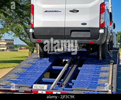 Emporia, KS, USA. 28.. Juni 2022. Neu gebaut im Ford-Montagewerk in Claycomo, Missouri, wird am 28. Juni 2022 ein kommerzieller Lieferwagen von Ford E-Transit auf einen Transporter am Rastplatz Turnpike außerhalb von Emporia, Kansas, verladen. Kredit: Mark Reinstein/Media Punch/Alamy Live Nachrichten Stockfoto