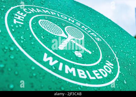 London, Großbritannien. 29.. Juni 2022. Tennis: Grand Slam/WTA Tour/ATP Tour - Wimbledon. Regentropfen und das Turnierlogo sind auf einem Regenschirm zu sehen. Quelle: Frank Molter/dpa/Alamy Live News Stockfoto