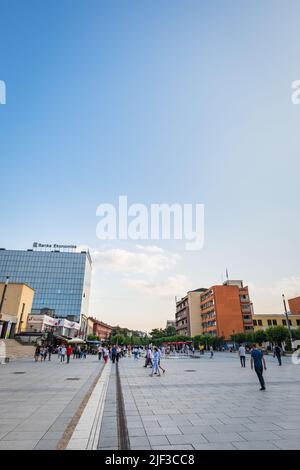 Pristina, Kosovo - Juni 2022: Pristina Downtown Street view in the Center. Stadtbild des zentralen Bereichs von Pristina, der Hauptstadt des Kosovo. Stockfoto