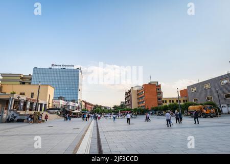 Pristina, Kosovo - Juni 2022: Pristina Downtown Street view in the Center. Stadtbild des zentralen Bereichs von Pristina, der Hauptstadt des Kosovo. Stockfoto