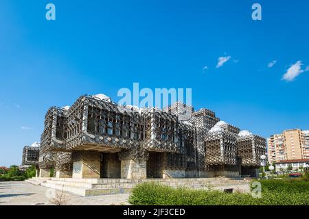 Pristina, Kosovo - Juni 2022 - Nationalbibliothek des Kosovo in Pristina. Die Bibliothek ist eines der berühmtesten Wahrzeichen in Pristina, Kosovo Stockfoto