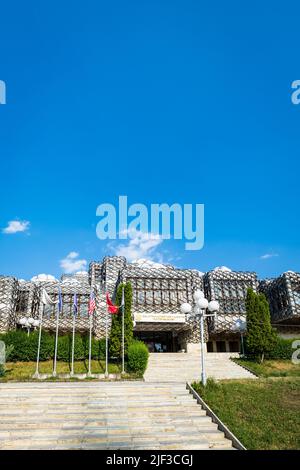 Pristina, Kosovo - Juni 2022 - Nationalbibliothek des Kosovo in Pristina. Die Bibliothek ist eines der berühmtesten Wahrzeichen in Pristina, Kosovo Stockfoto