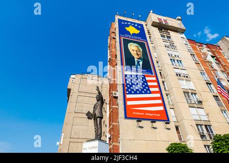 Pristina, Kosovo - Juni 2022: Bill Clinton Banner und Statue in der Innenstadt von Pristina, Kosovo. Ein berühmter Anblick aufgrund seiner Geschichte in Pristina, Kosovo Stockfoto