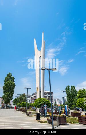 Pristina, Kosovo - Juni 2022: Denkmal der Bruderschaft und Einheit in Pristina, Kosovo. Es ist eines der berühmten jugoslawischen Gedenkmonumente auf dem Balkan Stockfoto