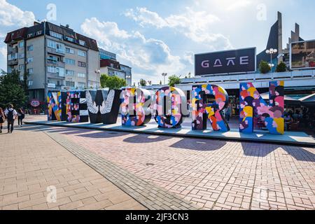 Pristina, Kosovo - Juni 2022: Das neugeborene Denkmal, ein Wahrzeichen in Pristina, Kosovo. Sie wurde am Tag der Unabhängigkeitserklärung der Republik enthüllt Stockfoto