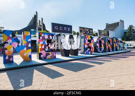 Pristina, Kosovo - Juni 2022: Das neugeborene Denkmal, ein Wahrzeichen in Pristina, Kosovo. Sie wurde am Tag der Unabhängigkeitserklärung der Republik enthüllt Stockfoto