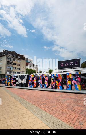 Pristina, Kosovo - Juni 2022: Das neugeborene Denkmal, ein Wahrzeichen in Pristina, Kosovo. Sie wurde am Tag der Unabhängigkeitserklärung der Republik enthüllt Stockfoto