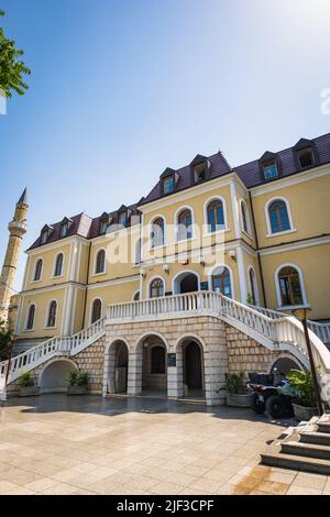 Pristina, Kosovo - Juni 2022: Kosovo Museum in Pristina, Republik Kosovo. Das Kosovo Museum ist das Nationalmuseum des Kosovo Stockfoto