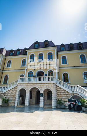 Pristina, Kosovo - Juni 2022: Kosovo Museum in Pristina, Republik Kosovo. Das Kosovo Museum ist das Nationalmuseum des Kosovo Stockfoto