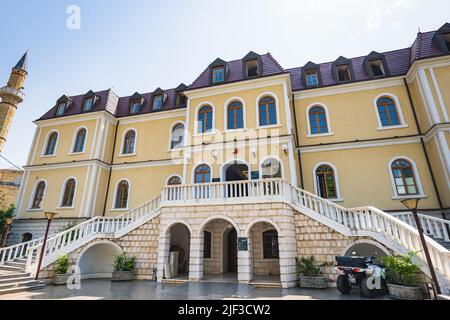 Pristina, Kosovo - Juni 2022: Kosovo Museum in Pristina, Republik Kosovo. Das Kosovo Museum ist das Nationalmuseum des Kosovo Stockfoto
