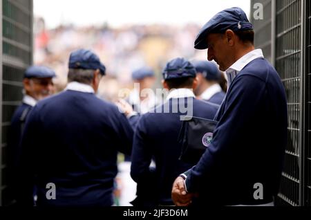 Am dritten Tag der Wimbledon Championships 2022 beim All England Lawn Tennis and Croquet Club in Wimbledon warten die Linienrichter darauf, zum dritten Platz zu gehen. Bilddatum: Mittwoch, 29. Juni 2022. Stockfoto