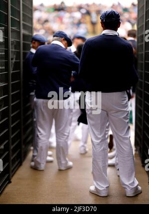 Am dritten Tag der Wimbledon Championships 2022 beim All England Lawn Tennis and Croquet Club in Wimbledon warten die Linienrichter darauf, zum dritten Platz zu gehen. Bilddatum: Mittwoch, 29. Juni 2022. Stockfoto
