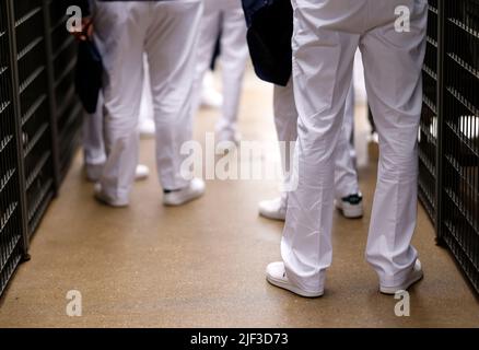 Am dritten Tag der Wimbledon Championships 2022 beim All England Lawn Tennis and Croquet Club in Wimbledon warten die Linienrichter darauf, zum dritten Platz zu gehen. Bilddatum: Mittwoch, 29. Juni 2022. Stockfoto