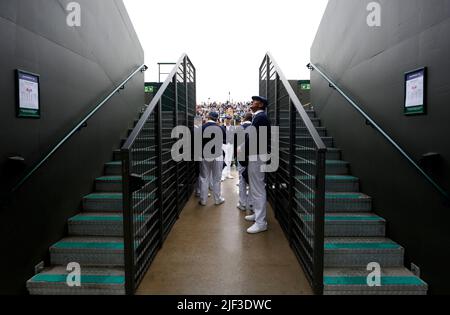 Am dritten Tag der Wimbledon Championships 2022 beim All England Lawn Tennis and Croquet Club in Wimbledon warten die Linienrichter darauf, zum dritten Platz zu gehen. Bilddatum: Mittwoch, 29. Juni 2022. Stockfoto