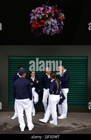 Am dritten Tag der Wimbledon Championships 2022 beim All England Lawn Tennis and Croquet Club in Wimbledon warten die Linienrichter darauf, zum zweiten Platz zu gehen. Bilddatum: Mittwoch, 29. Juni 2022. Stockfoto