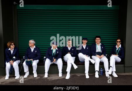 Am dritten Tag der Wimbledon Championships 2022 beim All England Lawn Tennis and Croquet Club in Wimbledon warten die Linienrichter darauf, zum zweiten Platz zu gehen. Bilddatum: Mittwoch, 29. Juni 2022. Stockfoto