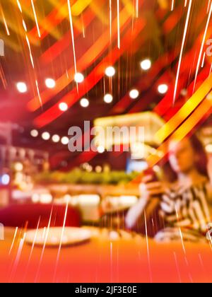 Der Gast im Restaurant verwischt unscharf verwischte Bokeh-Hintergründe absichtlich verschwommene Bearbeitung. Verschwommenes abstraktes Café-Interieur mit Kunden. Stockfoto