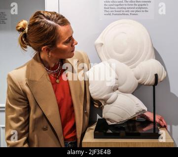 Cambridge, Großbritannien. 29.. Juni 2022. Große Gogotte-Formation Oligocen (vor 30 Millionen Jahren) 50 x 40 x 20 cm Fontainebleau, Frankreich. Est £6.500 Diese gogotte ist eine seltene natürliche Schönheit, die sich in einem Felsen gebildet hat, der abgelagert wurde, als das Gebiet von Sanddünen bedeckt wurde und eine dicke Sandablagerung hinterließ.Extraordinary Objects Gallery, 14 Green St, vom 2. Juli - 2. Oktober 2022 Credit: Paul Quezada-Neiman/Alamy Live News Stockfoto