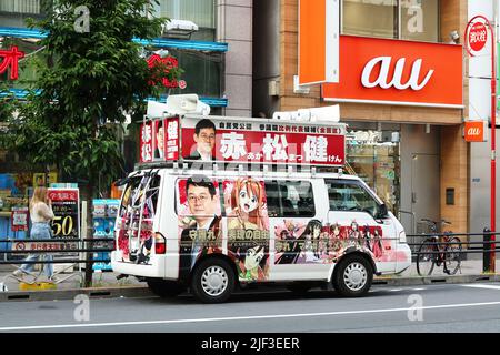 TOKIO, JAPAN - 29. Juni 2022: Ein Fahrzeug eines Kandidaten für den Wahlkampf des Abgeordnetenhauses parkte in Tokyos Akihabara-Gegend bei einem Karaoke-Zentrum. Stockfoto
