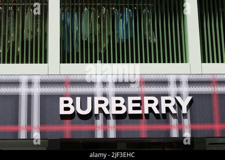 TOKIO, JAPAN - 26. Juni 2022: Schild an der Vorderseite eines Burberry-Geschäfts in Tokios Ginza-Gegend. Stockfoto