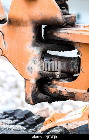 Eine vertikale Aufnahme eines rostigen alten Stahlfuges - Baumaschinen-Auslegerteils Stockfoto