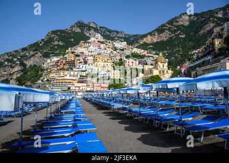 Strand von Positano, Italien im Sommer Stockfoto