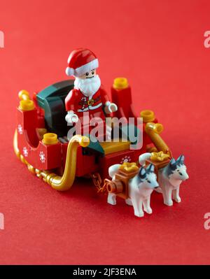 Neujahrsspielzeug. Weihnachtsmann Im Winter. LEGO Konstruktor aus Mini-Steinen und Details. Weihnachtsgeschichte und Minifiguren. Kinder Handwerk Konzept Hintergrund. Kiew, Ukraine - 23. Februar 2022 Stockfoto