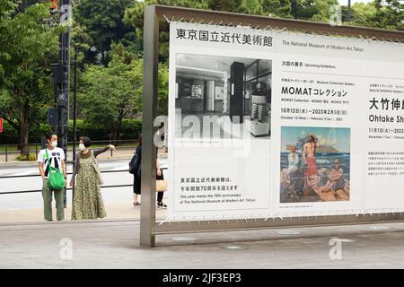 Eine Plakatwand vor dem Tokioter Museum of Modern Art (MOMAT) mit der Straße im Hintergrund. Stockfoto