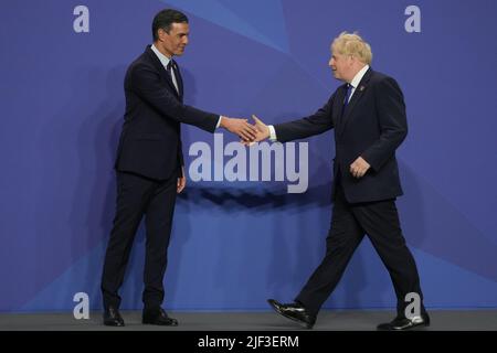 Madrid, Spanien. 29.. Juni 2022. Der britische Premierminister Boris Johnson begrüßt den spanischen Premierminister Pedro Sanchez während eines NATO-Gipfels in Madrid, Spanien, am Mittwoch, den 29. Juni 2022. Foto von Paul Hanna/UPI Credit: UPI/Alamy Live News Stockfoto