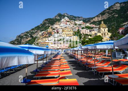 Strand von Positano, Italien im Sommer Stockfoto