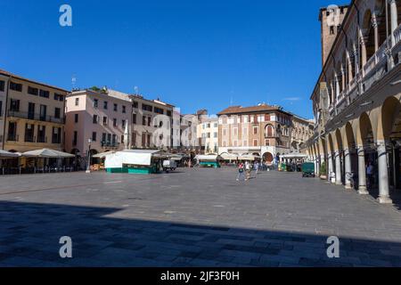 Padua, Italien - 06 10 2022: Piazza della frutta in Padua an einem Sommertag. Stockfoto