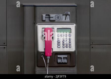 Alte Telefonzelle für die öffentliche Telekommunikation als nostalgischer Blick auf die Telekommunikationsgeschichte in Smartphone- und Mobilzeiten Stockfoto