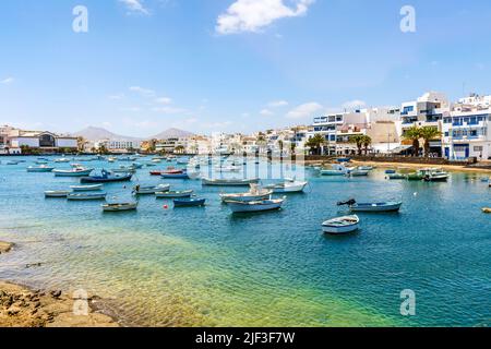 Schöne Küste in der Innenstadt von Arrecife mit vielen Booten auf blauem Wasser, Lanzarote, Kanarische Inseln, Spanien Stockfoto