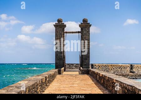 Historische Brückenbrücke, die zur Burg San Gabriel, Arrecife, Hauptstadt von Lanzarote, Kanarische Inseln, Spanien, führt Stockfoto