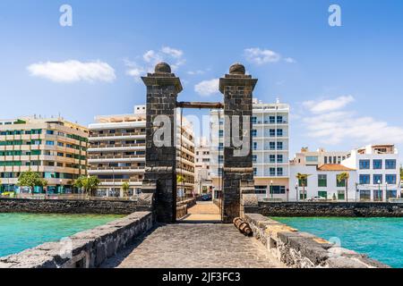 Historische Brückenbrücke, die zur Burg San Gabriel, Arrecife, Hauptstadt von Lanzarote, Kanarische Inseln, Spanien, führt Stockfoto