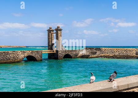 Historische Brückenbrücke, die zur Burg San Gabriel, Arrecife, Hauptstadt von Lanzarote, Kanarische Inseln, Spanien, führt Stockfoto