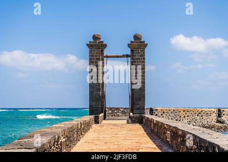 Historische Brückenbrücke, die zur Burg San Gabriel, Arrecife, Hauptstadt von Lanzarote, Kanarische Inseln, Spanien, führt Stockfoto