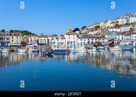 Europa, Großbritannien, England, Devon, Torbay, Brixham Hafen und der Strand mit festverankerten Booten Stockfoto