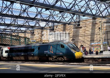 Avanti West Coast Zug Ankunft am Bahnsteig 4 in Carlisle Citadel Station unter dem aufwendigen Zugschuppen Dach. Stockfoto