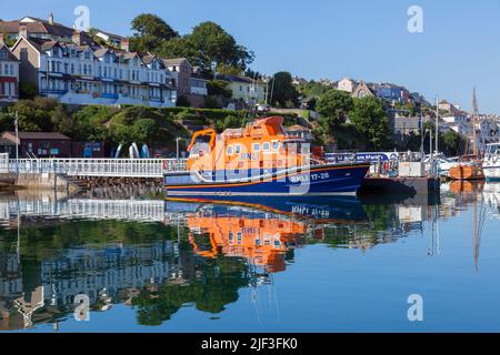 Europa, Großbritannien, England, Devon, Torbay, Brixham Marina mit vertäutem Severn-Klasse Rettungsboot RNLI 17-28 'Alec und Christina Dykes' Stockfoto