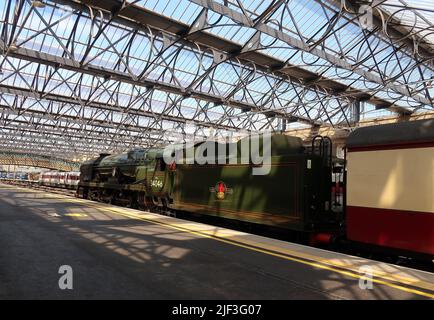 SR West Country Klasse Nr. 34046 Braunton neben Bahnsteig 3 am Bahnhof Carlisle Citadel, nachdem der Fellsman am 15.. Juni 2022 aus Crewe geschleppt wurde. Stockfoto