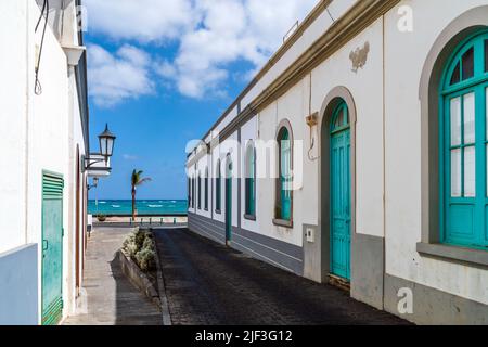 Charmante traditionelle Straße mit weiß getünchten Häusern und bunten Fenstern und Türen in Arrecife, Lanzarote, Kanarische Inseln, Spanien Stockfoto