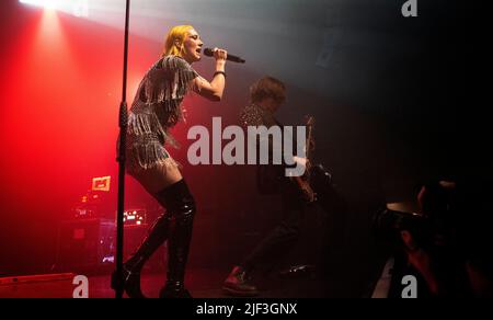 Yonaka live auf der Bühne bei Manchester 2022 Stockfoto