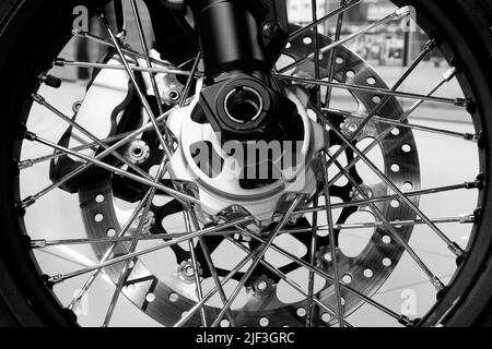 Fahrrad. Nahaufnahme des Rades. Speichen, Felge, Bremsbeläge und Bremsscheibe. Monochromes Bild Stockfoto