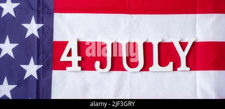 Text vom 4. Juli über den Hintergrund der Flagge der Vereinigten Staaten von Amerika. USA Unabhängigkeitsfeiertag und Festungskonzepte Stockfoto