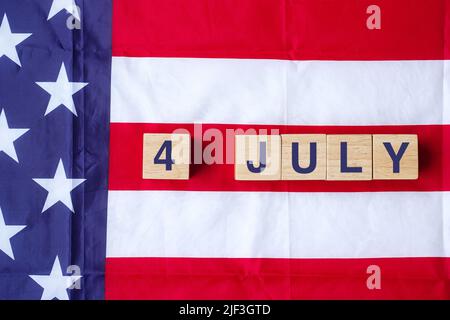 Text vom 4. Juli über den Hintergrund der Flagge der Vereinigten Staaten von Amerika. USA Unabhängigkeitsfeiertag und Festungskonzepte Stockfoto